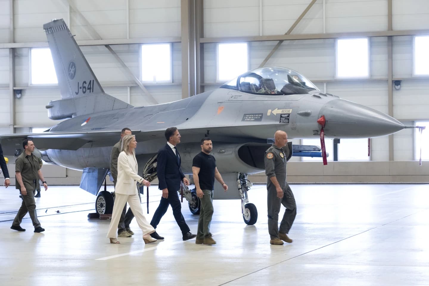 El presidente ucraniano, Volodímir Zelenski, y el primer ministro neerlandés, Mark Rutte, durante una inspección a los aviones que serán donados en agosto de este año IFOTO: Peter Dejong/AP