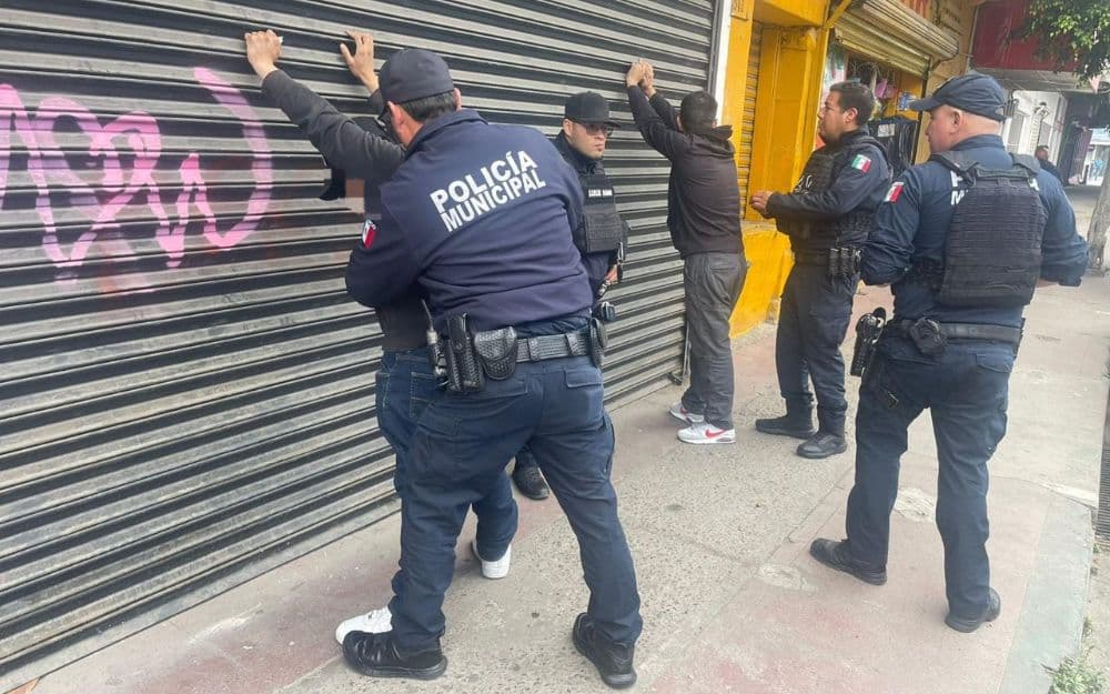 Elementos municipales intensificaron patrullajes y aseguramientos en la Zona Centro de Tijuana, como parte de la estrategia para inhibir delitos y recuperar espacios públicos.