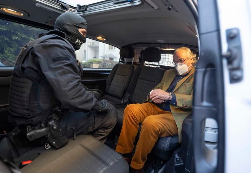Enrique XIII Prinz Reuss, líder del complot, durante su arresto IFOTO: Boris Roessler/AP