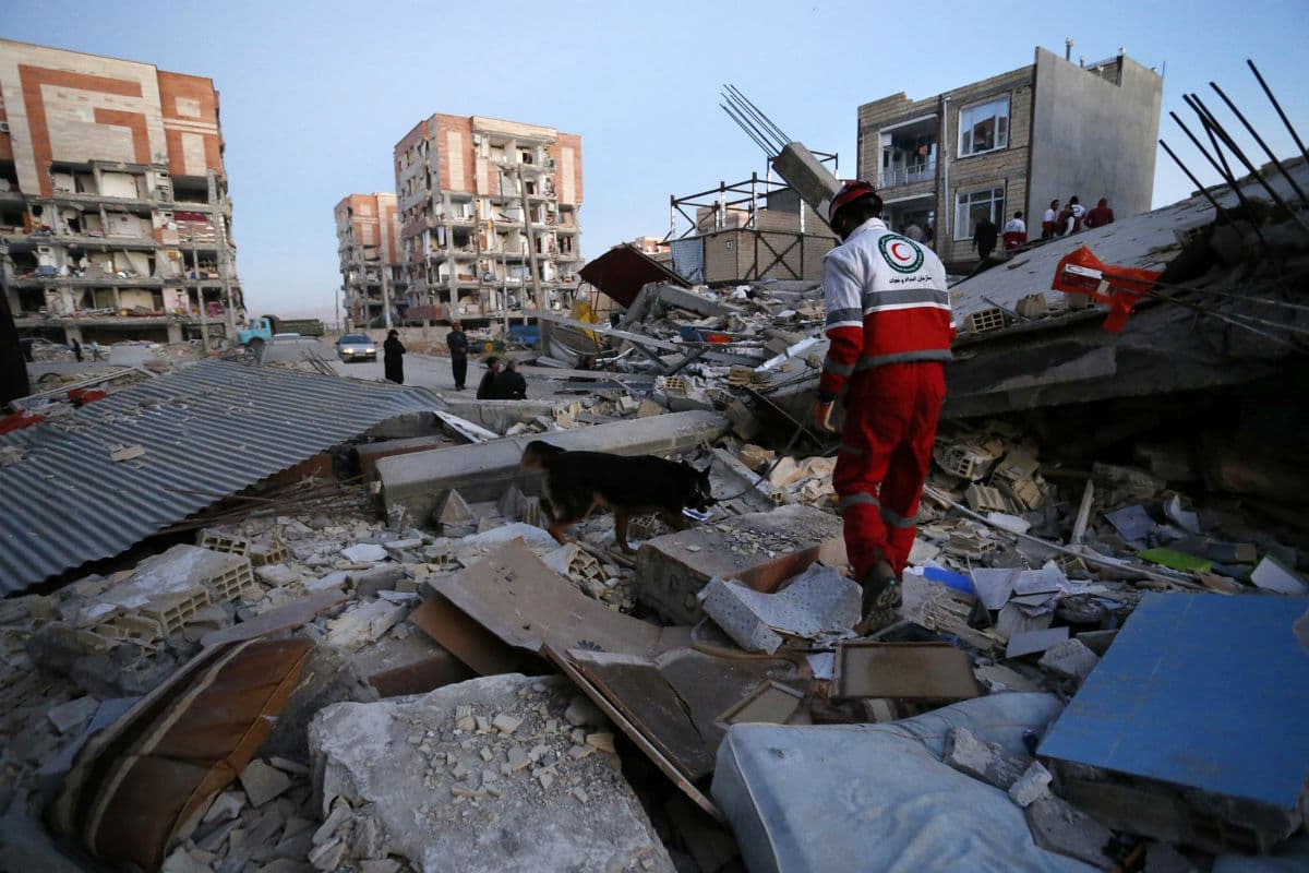 El temblor ocurrió cerca de la ciudad de Khoy, situada en la provincia noroccidental iraní de Azerbaiyán Oeste, y cercana a la frontera con Turquía, informó el Centro Sismológico de Irán, dependiente de la Universidad de Teherán. Seguido por al menos 10 r
