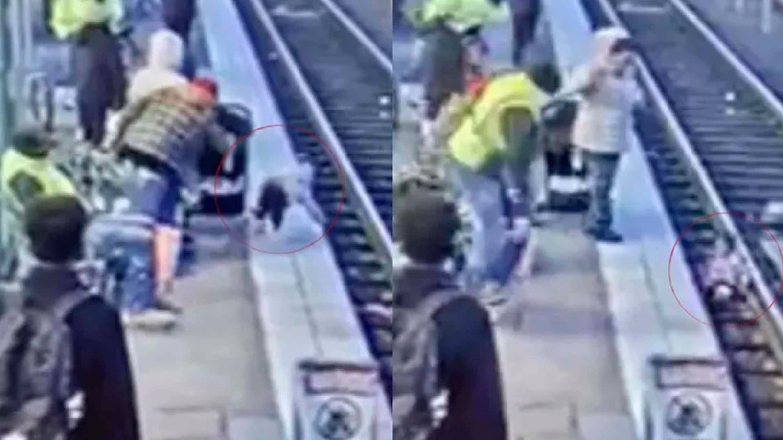En el video se puede obseva que, sin ningún motivo, la mujer empuja a una niña a las vías del metro ante la mirada de otros pasajeros que esperaban el tren.
