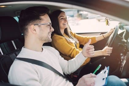 En el video se aprecia que realiza la joven movimientos y maniobras, pero no logra darse cuenta el por qué el carro no avanza.