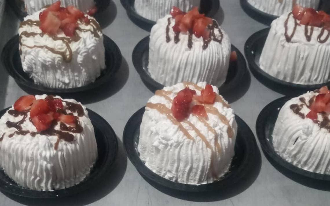 La repostera enfadada y preocupada, pues al tratarse de comida necesitaba con urgencia vender los postres, pues de no ser así sería un enorme desperdicio de comida.