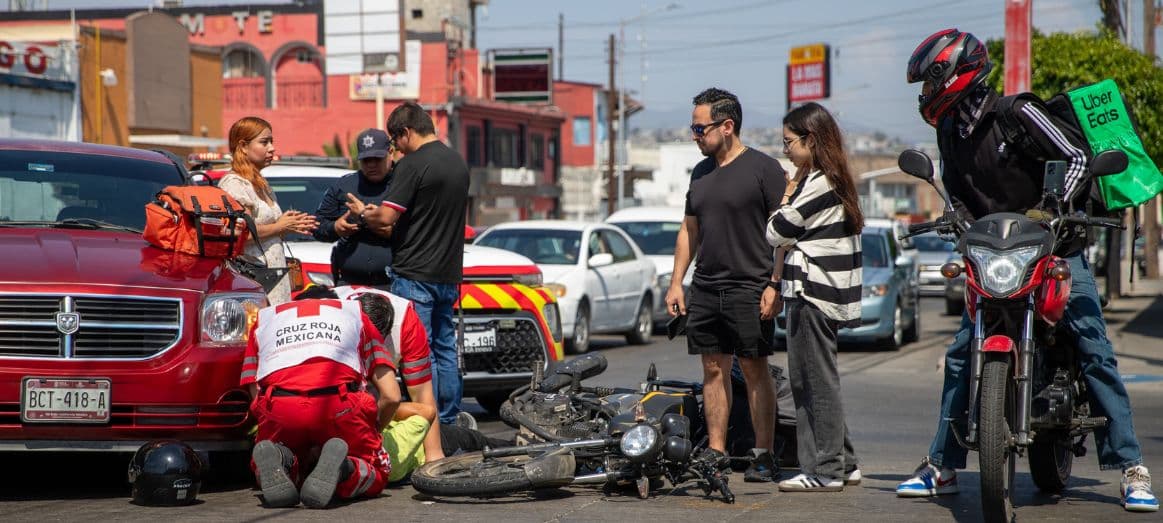 Elementos de la Cruz Roja trasladan al motociclista lesionado tras el accidente en la Zona Centro.  Fotos: Luis Bautista/Border Zoom/Baja News.MX