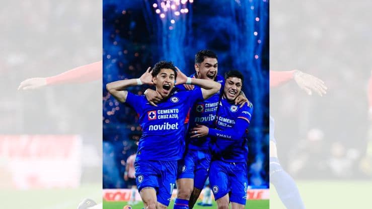 Cruz Azul celebra su pase a semifinales tras remontar a Chivas en el Estadio Universitario.