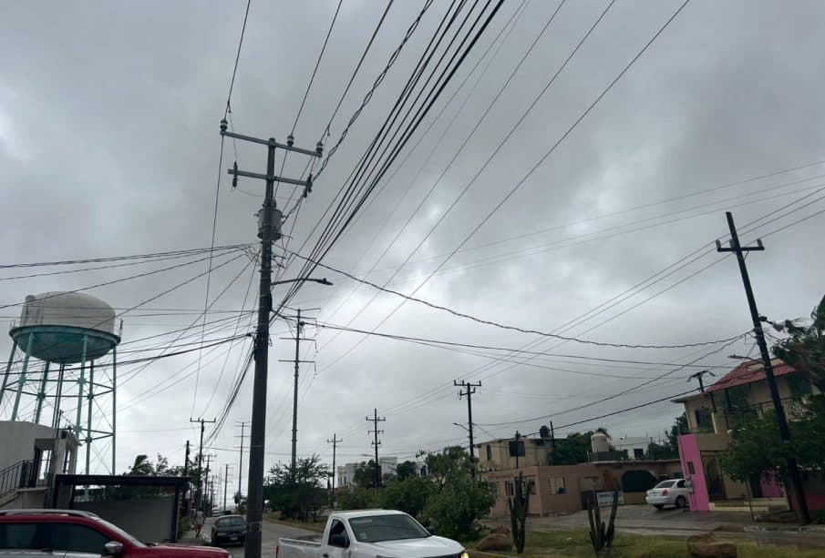 Desde la noche del pasado viernes reportaron cortes de energía eléctrica, autoridades mantienen constante vigilancia por el paso de este fenómeno meteorológico.