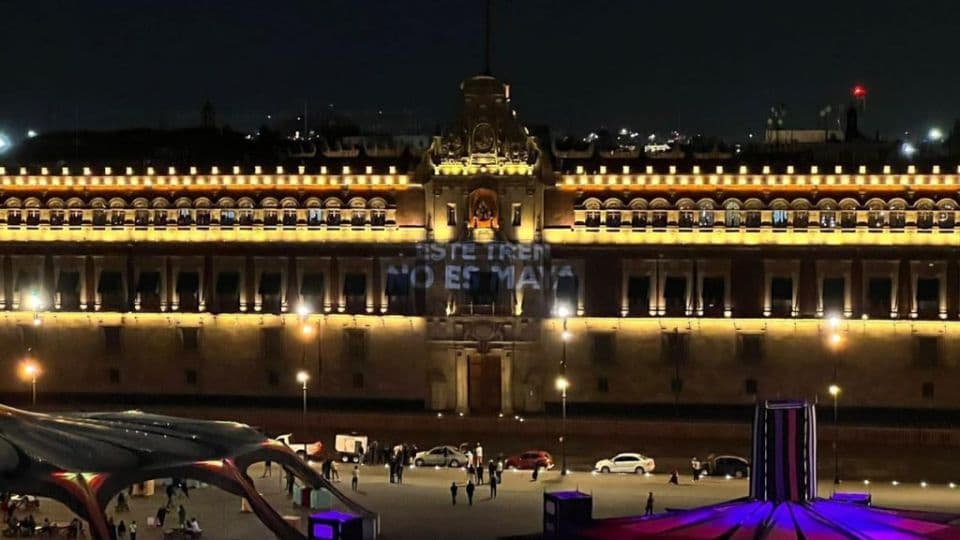 Se manifiestan grupos ambientalistas a las afueras de Palacio Nacional. I FOTO: WEB