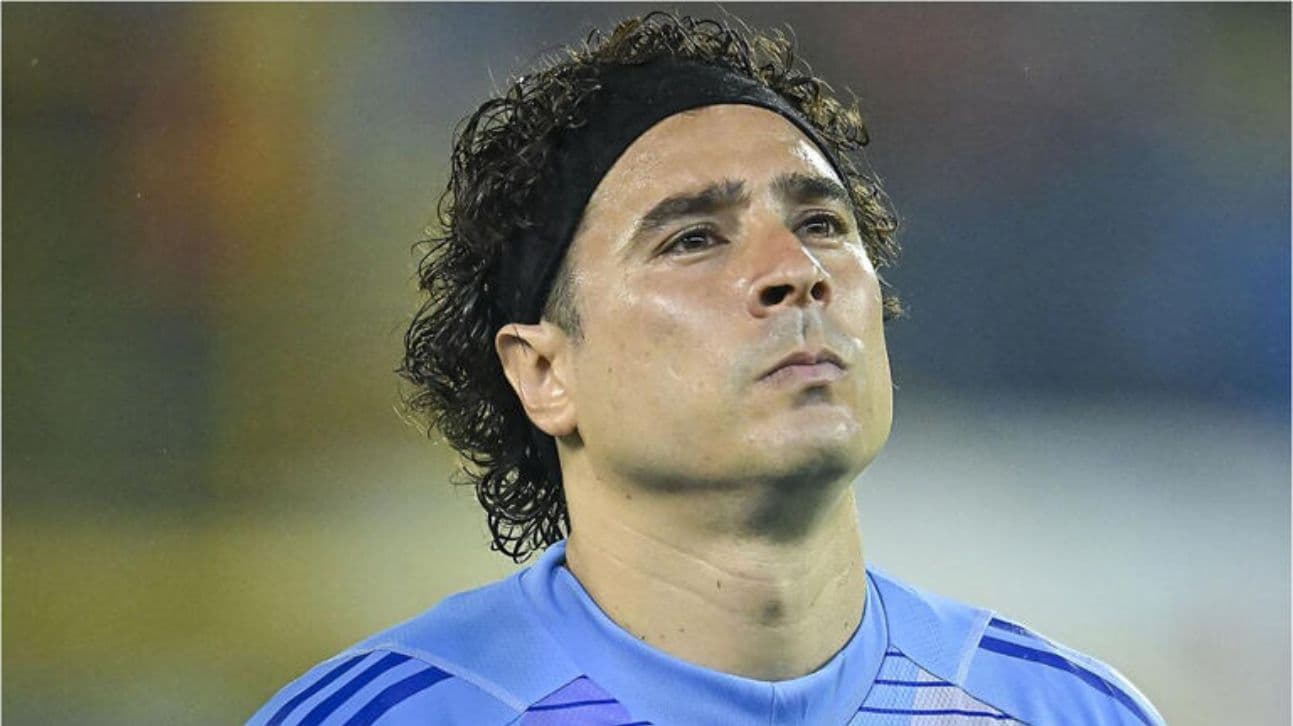 Guillermo Ochoa durante el partido en el que alcanzó 65 porterías en cero en Europa con el AEL Limassol.