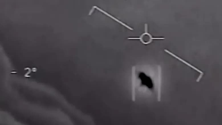 Han circulado algunos videos por todas partes de los avistamientos en suelo canadiense; algunos videos muestran objetos estáticos en el aire; otros algunas parejas de objetos y; otros más, al supuesto objeto que fue derribado.