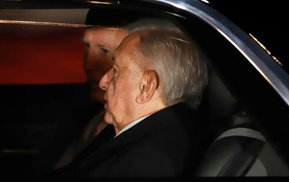 “Después de un viaje con baches, la caravana del Presidente de Estados Unidos llegó a las 8:50 pm”, dice el reporte del pool de prensa de la Casa Blanca