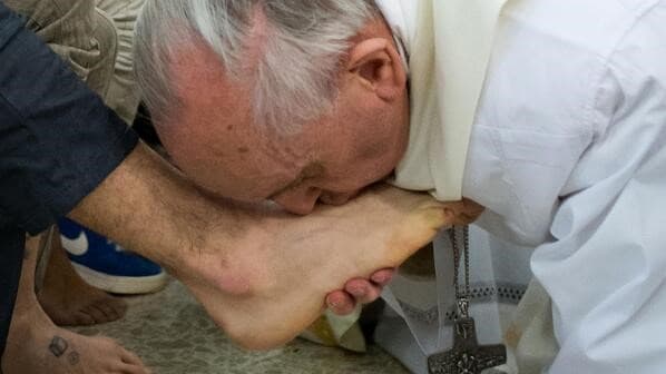Papa Francisco lava los pies de presos a pesar de su situación de salud IFOTO: Twitter @EduardoBP19