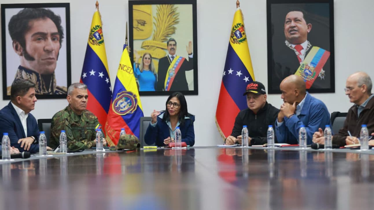 Delcy Rodríguez encabeza la primera reunión del gabinete chavista tras la captura de Nicolás Maduro, acompañada de Diosdado Cabello y Vladimir Padrino López.