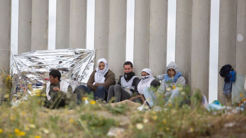 Acampan, migrantes, entre los muros que dividen a México de EE UU. I FOTO: BorderZoom