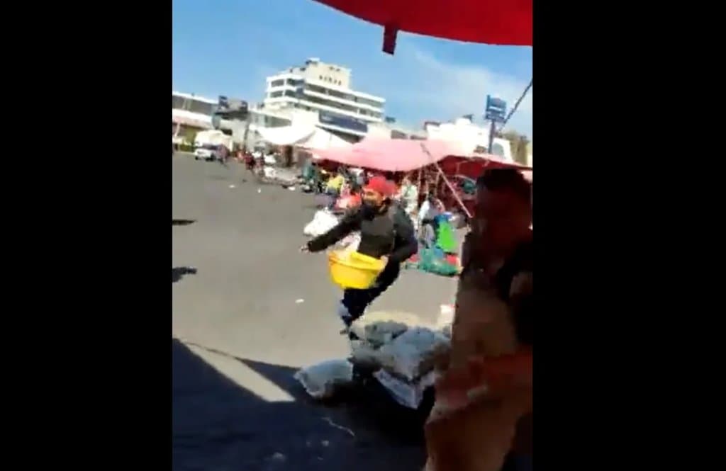 Al escuchar las fuertes detonaciones un hombre comentó “hay hasta granadas” mientras que una mujer gritaba en repetidas ocasiones que había que escapar “¡Vámonos! ¡Corre!” gritó e incluso le dijo a un comerciante que se olvidara de su camioneta, que tenía