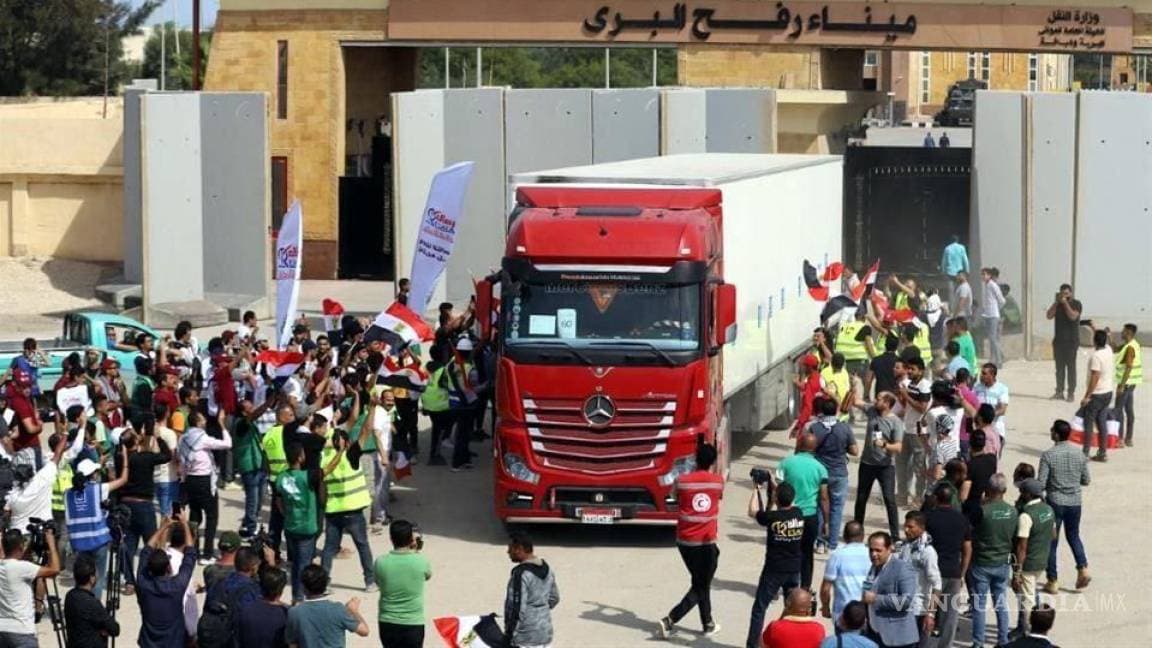 Los camiones cruzaron por el puesto de Rafah, y entraron a la Franja de Gaza.