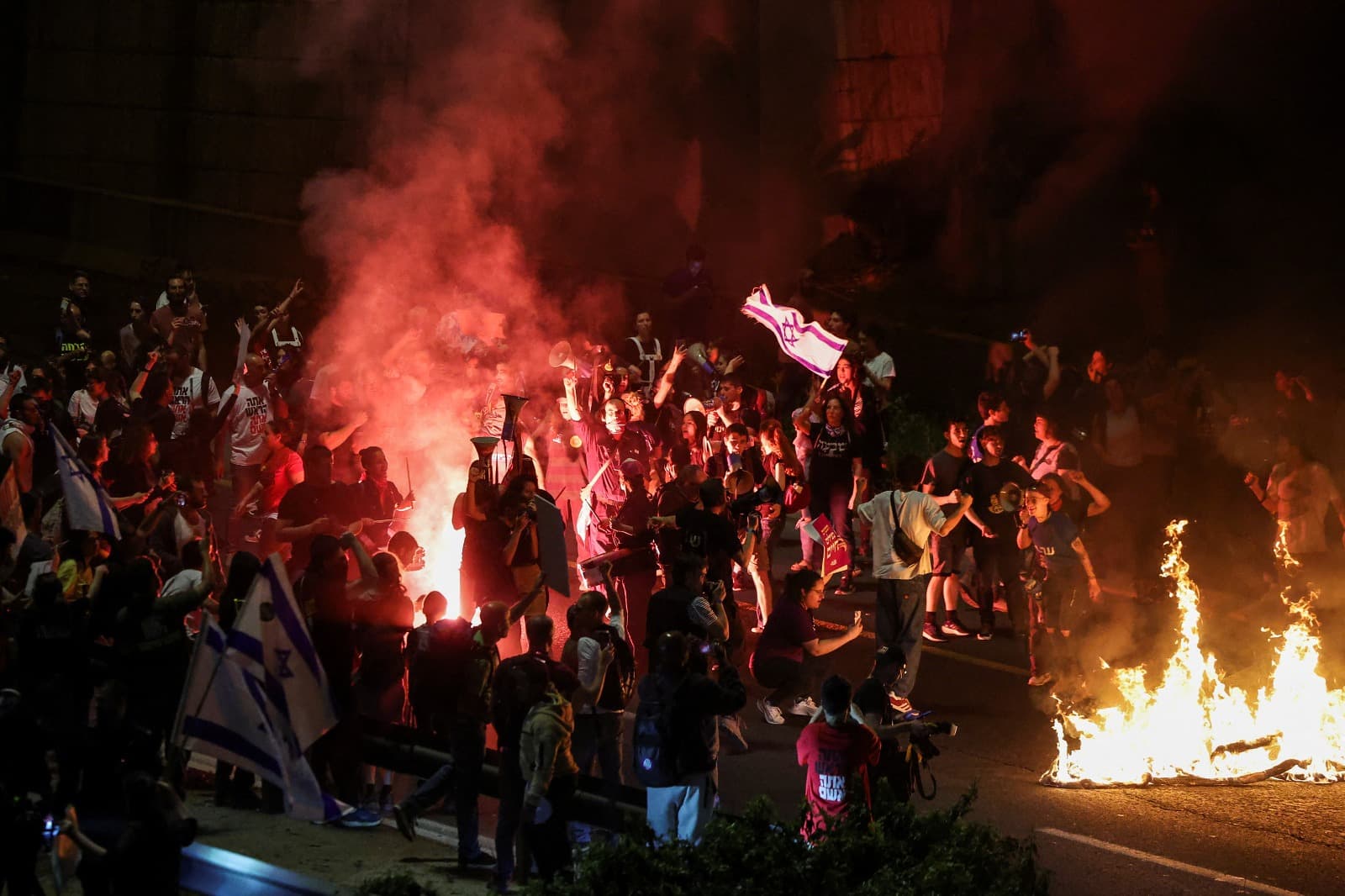 El 31 de marzo, en Jerusalén, manifestantes contrarios al gobierno, durante una protesta prolongada, exigieron la renuncia del Primer Ministro israelí, Benjamín Netanyahu, y solicitaron la convocatoria de elecciones generales frente a la Knesset, el parla
