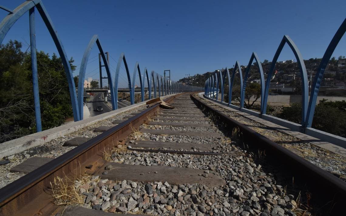 Punto ciego e inseguro en puente peatonal