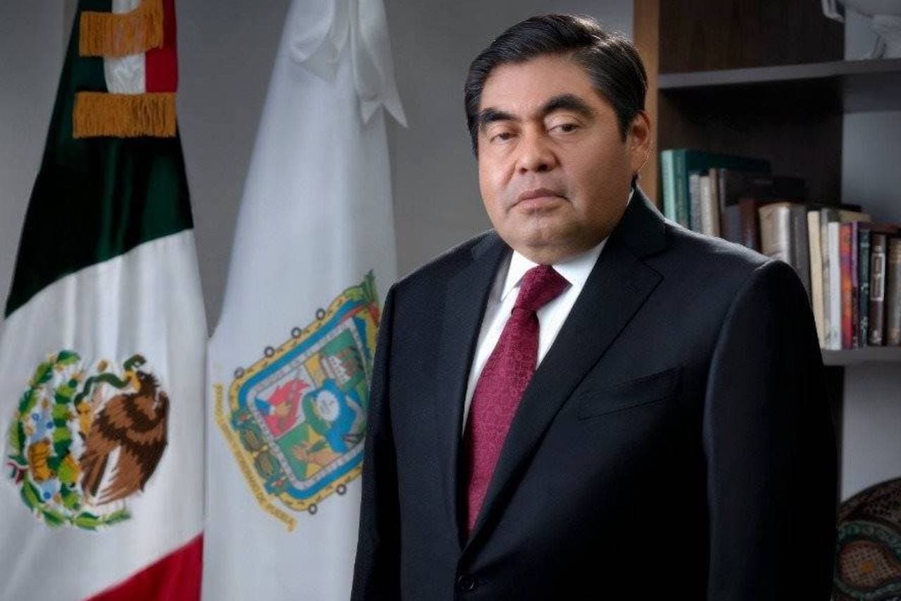 En un tuit, el presidente informó sobre el fallecimiento del mandatario estatal,