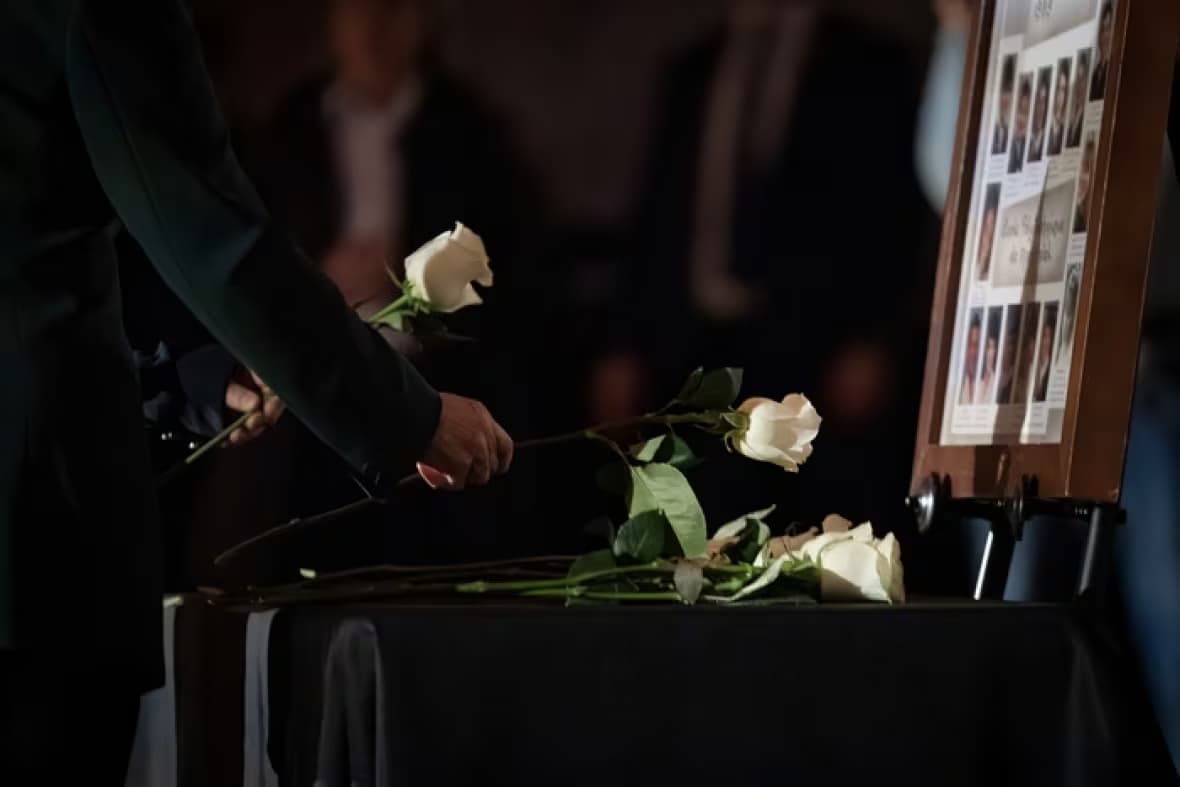 Rosas blancas colocadas por cada víctima durante la ceremonia IFOTO: Ivanoh Demers/Radio-Canada