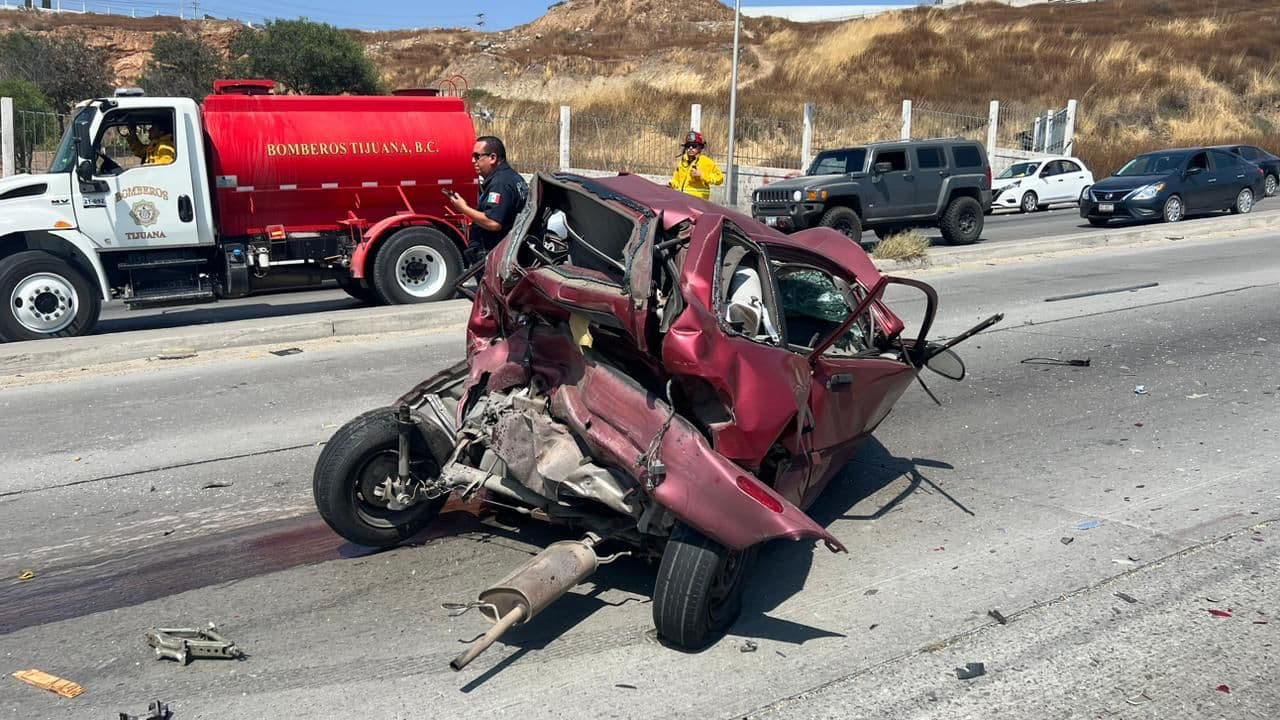 Deja un muerto y dos prensadas megacarambola en Tijuana IFOTO: Baja News