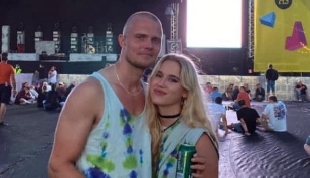La joven reveló en una entrevista con Yahoo News que su romance inició con un beso, él la besó con miedo, mientras que ella respondió de inmediato.