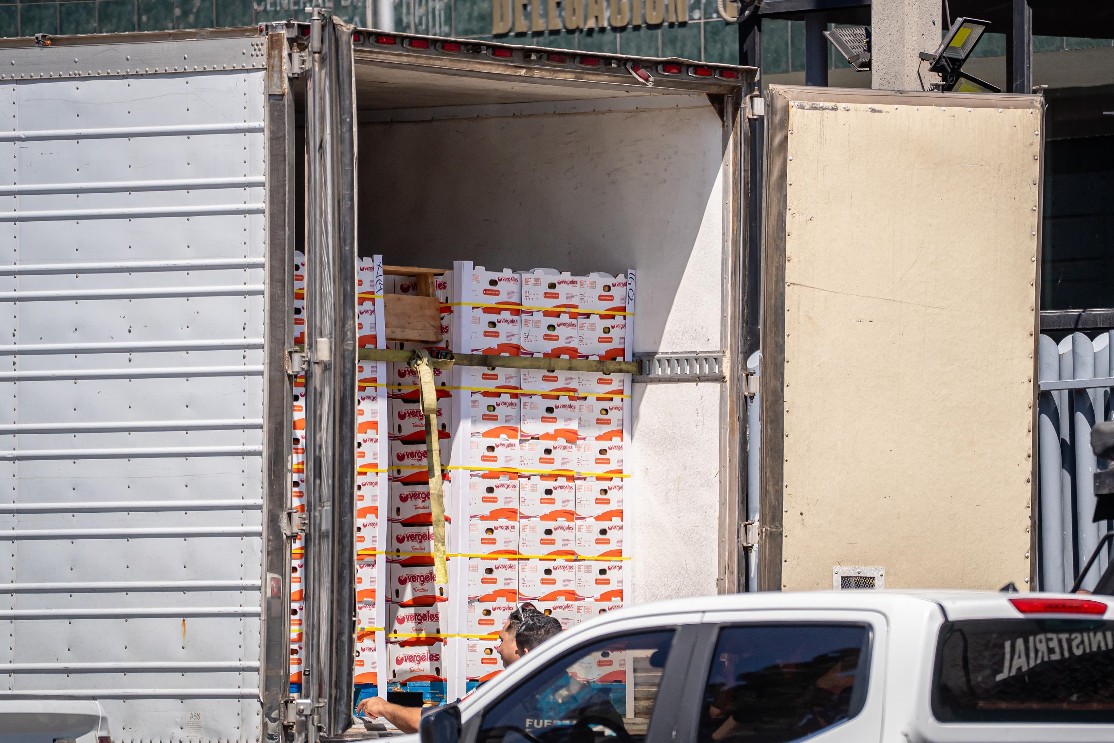El tráiler, cargado con cristal entre cajas de fruta, fue asegurado por agentes estatales y presentado ante la FGR en Tijuana. Foto: José Vargas / Border Zoom / Baja News