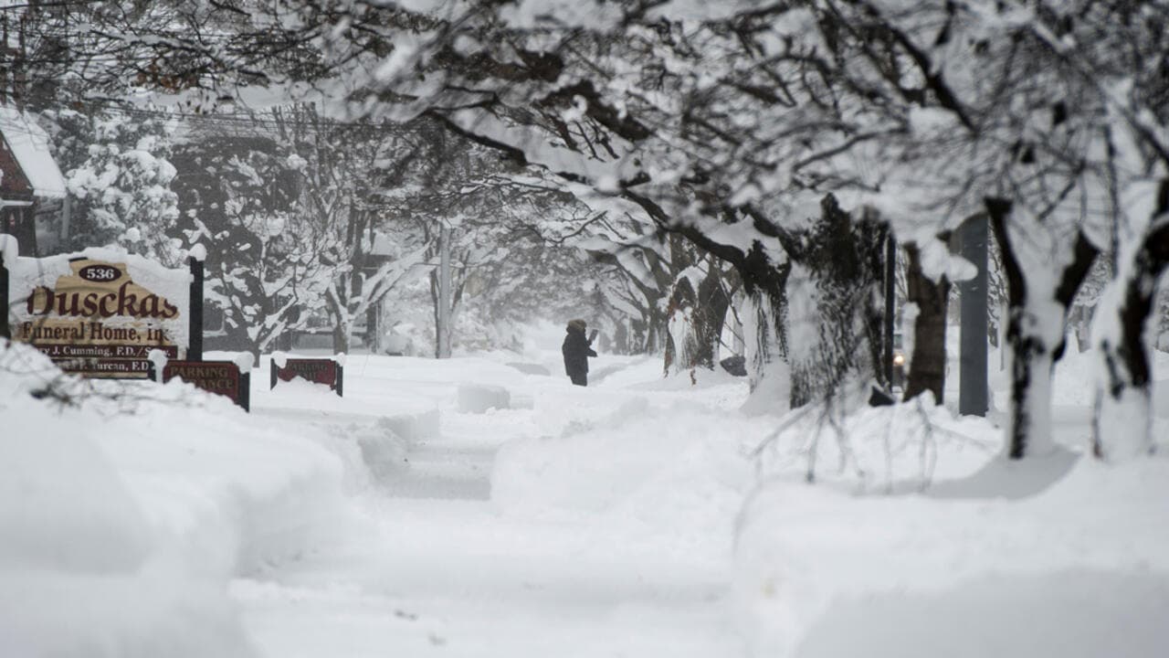 Lo que esperan sus habitantes que las temperaturas se eleven, para facilitar la remoción de hielo de las fachadas.