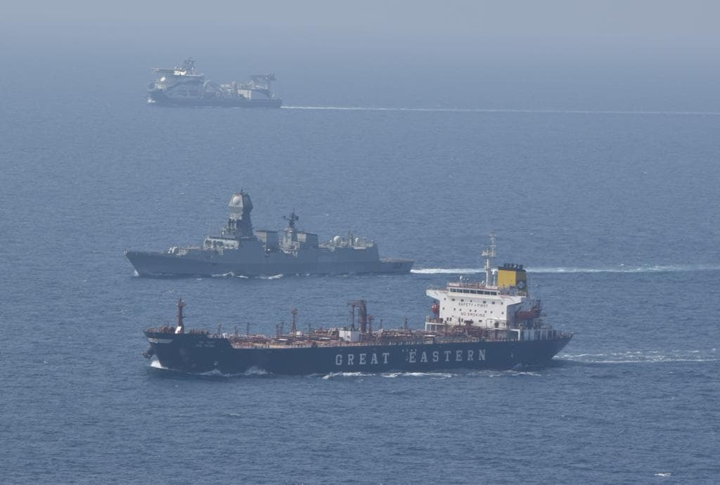 Buque de guerra de la India escoltando un barco mercante no identificado IFOTO: Marina de la India