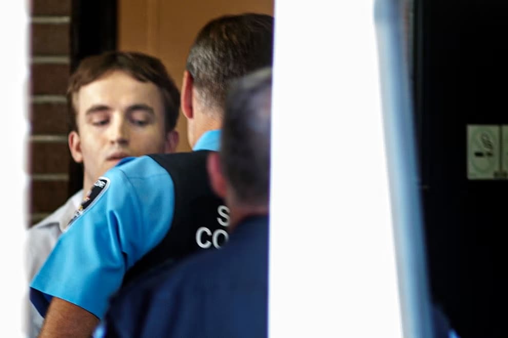 Veltman escoltado tras terminar sesión en un juzgado en Ontario, el 5 de septiembre del 2023 IFOTO: Web