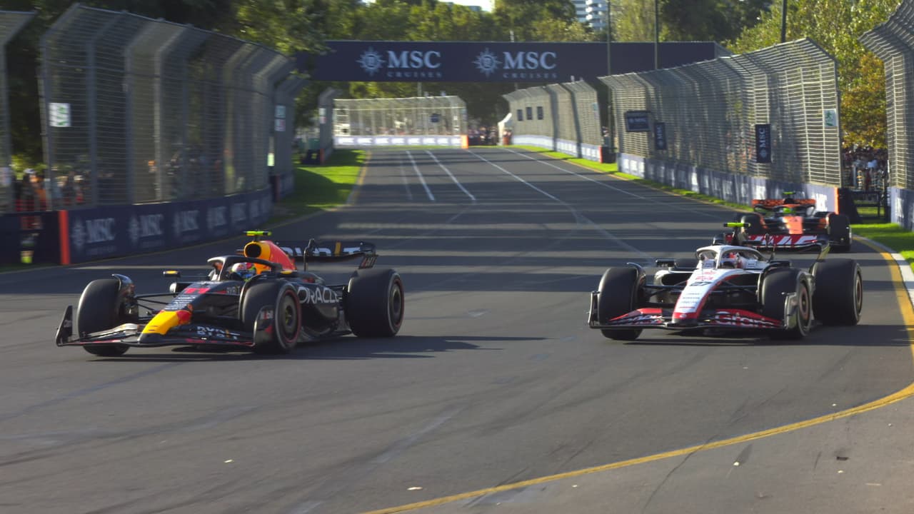 Checo Pérez (izq.) fue el mejor piloto del GP de Australia. (Foto: TT @F1)