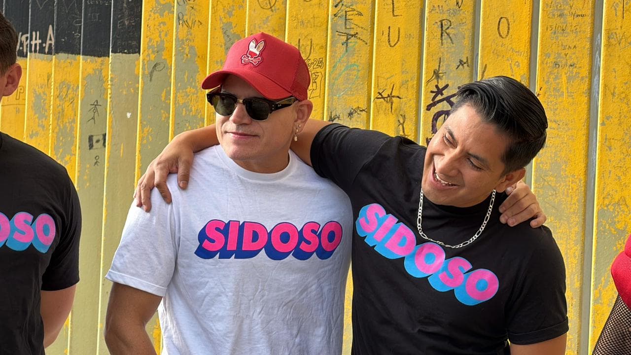 Activistas de Tijuana y San Diego realizaron el “Besotón Sidoso” en Friendship Park para visibilizar a la comunidad VIH positiva en la frontera.