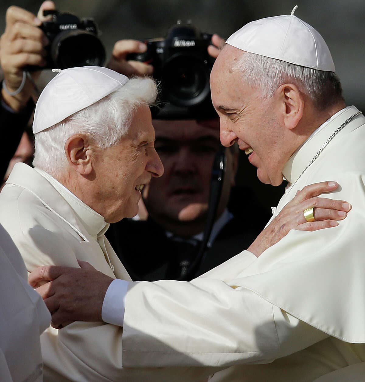 El 28 de febrero de 2013, entre gritos de 'Viva el Papa' y aplausos, tras 2.872 días, dos horas y 10 minutos, intensos hasta el último, concluía el Pontificado de Benedicto XVI tras anunciar su renuncia unas semanas antes por falta de fuerzas y por el bie