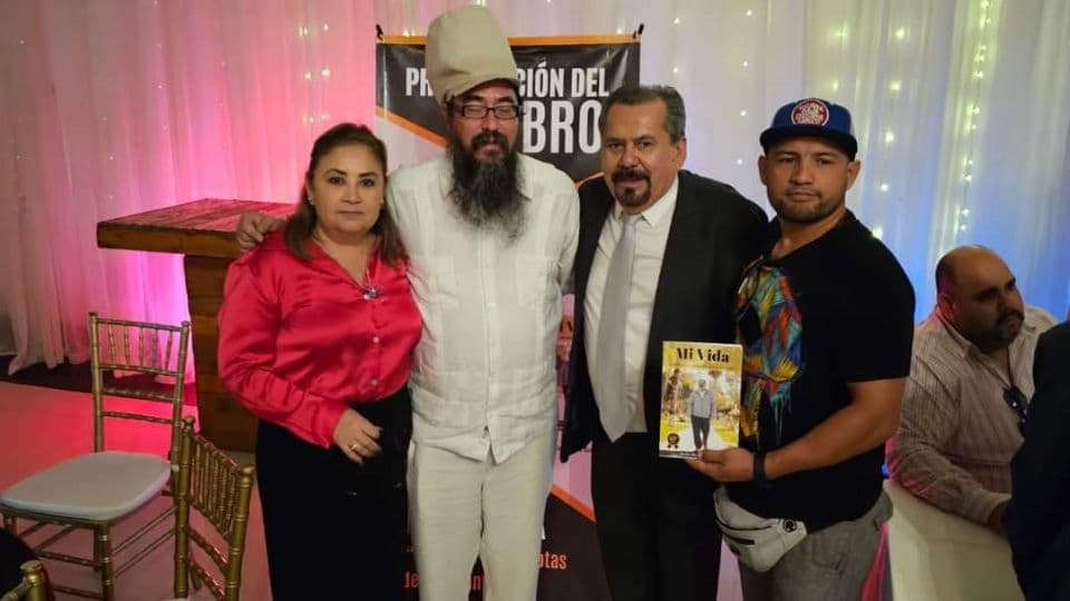 FOTO: Basilio Meza en la presentación de su libro, acompañado del presidente del PES, César Hank Inzunza y la secretaria del partido, Blanca Fabela