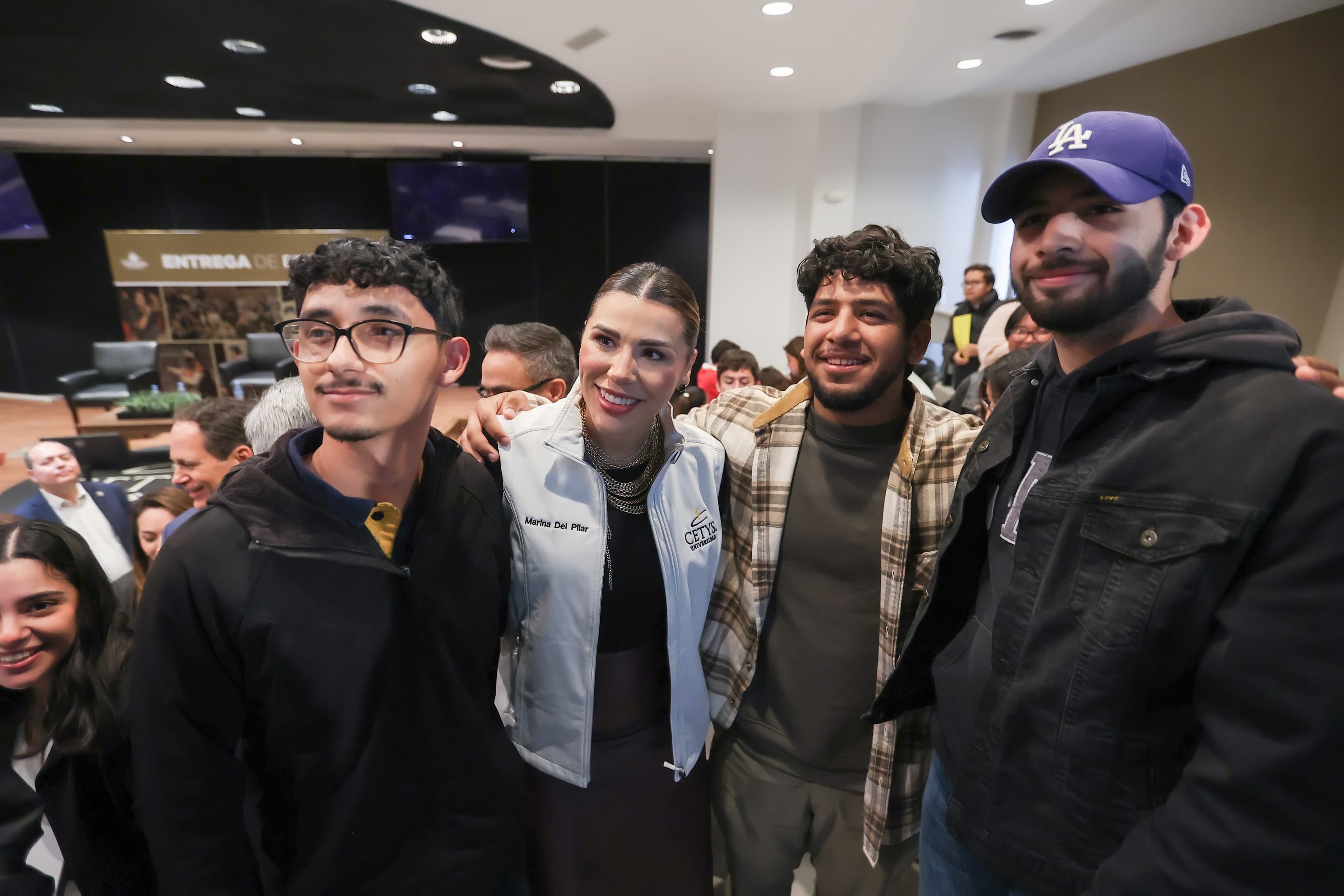 La gobernadora invitó a la juventud a conocer los programas, convocatorias y beneficios que ofrece INJUVE