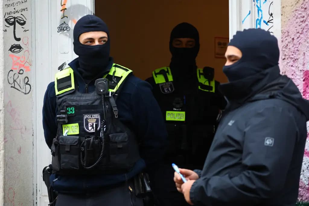 Oficiales de policía alemana durante los cateos IFOTO: Reuters