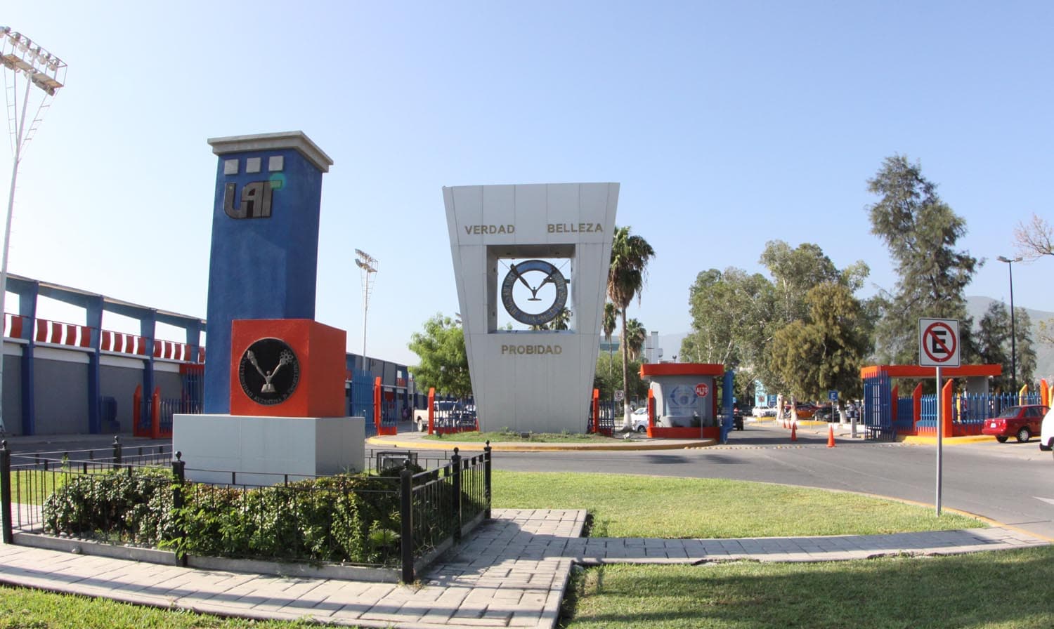 En la Universidad Autónoma de Tamaulipas (UAT) está prohibido fumar en todos sus campus al igual que vender tabaco.