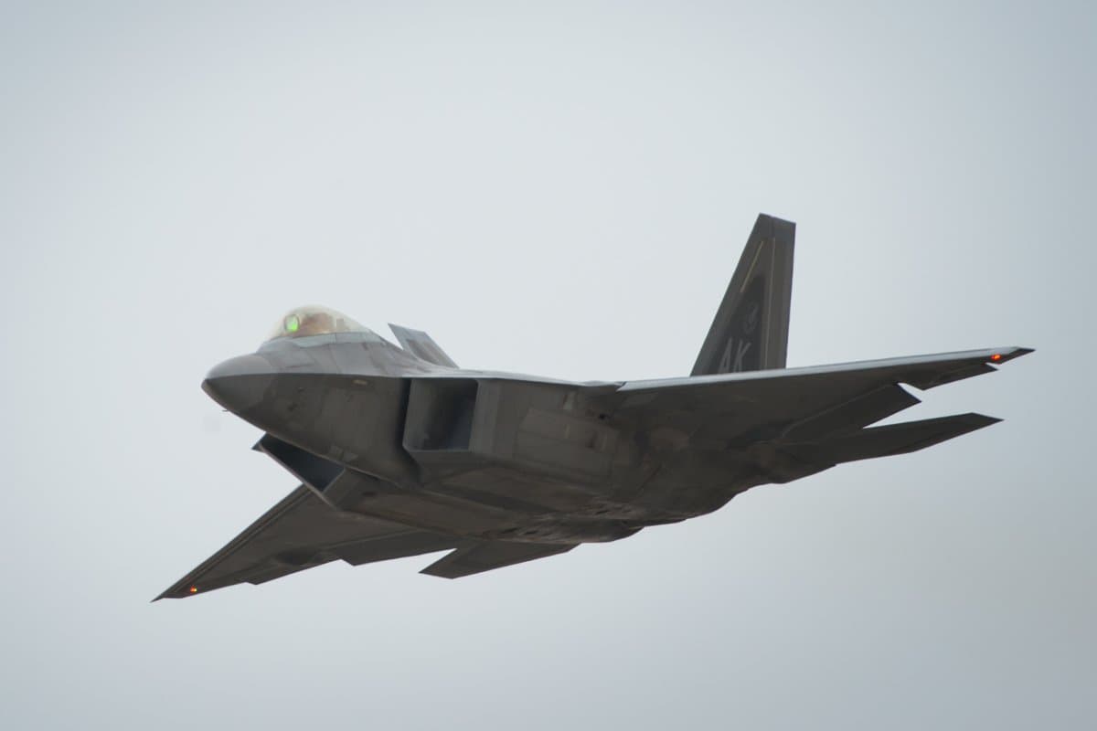 Un F-22 estadounidense "disparó con éxito" contra el objeto, detalló el primer ministro, quien se coordinó con el presidente de Estados Unidos, Joe Biden. Trudeau aseguró que las Fuerzas Armadas canadienses recuperarán los restos del artefacto derribado p