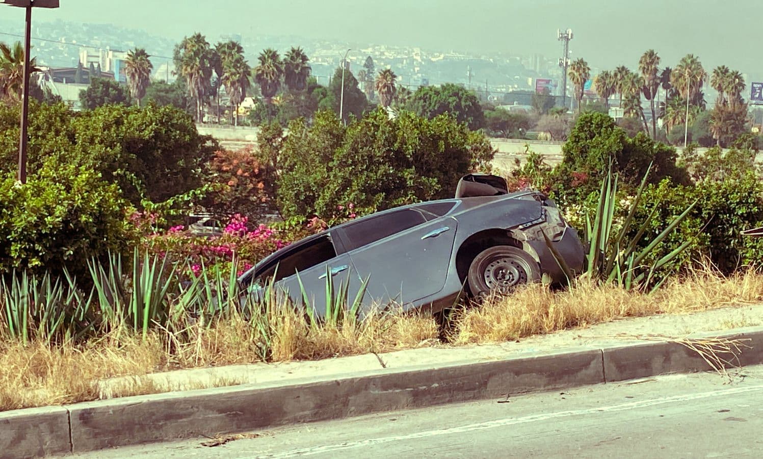 El automóvil a un lado de la carretera IFOTO: Border Zoom