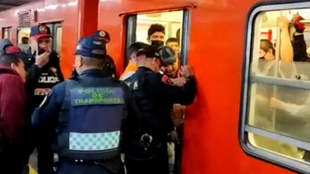 Hombre pierde un dedo en el metro de México IFOTO: Agencias