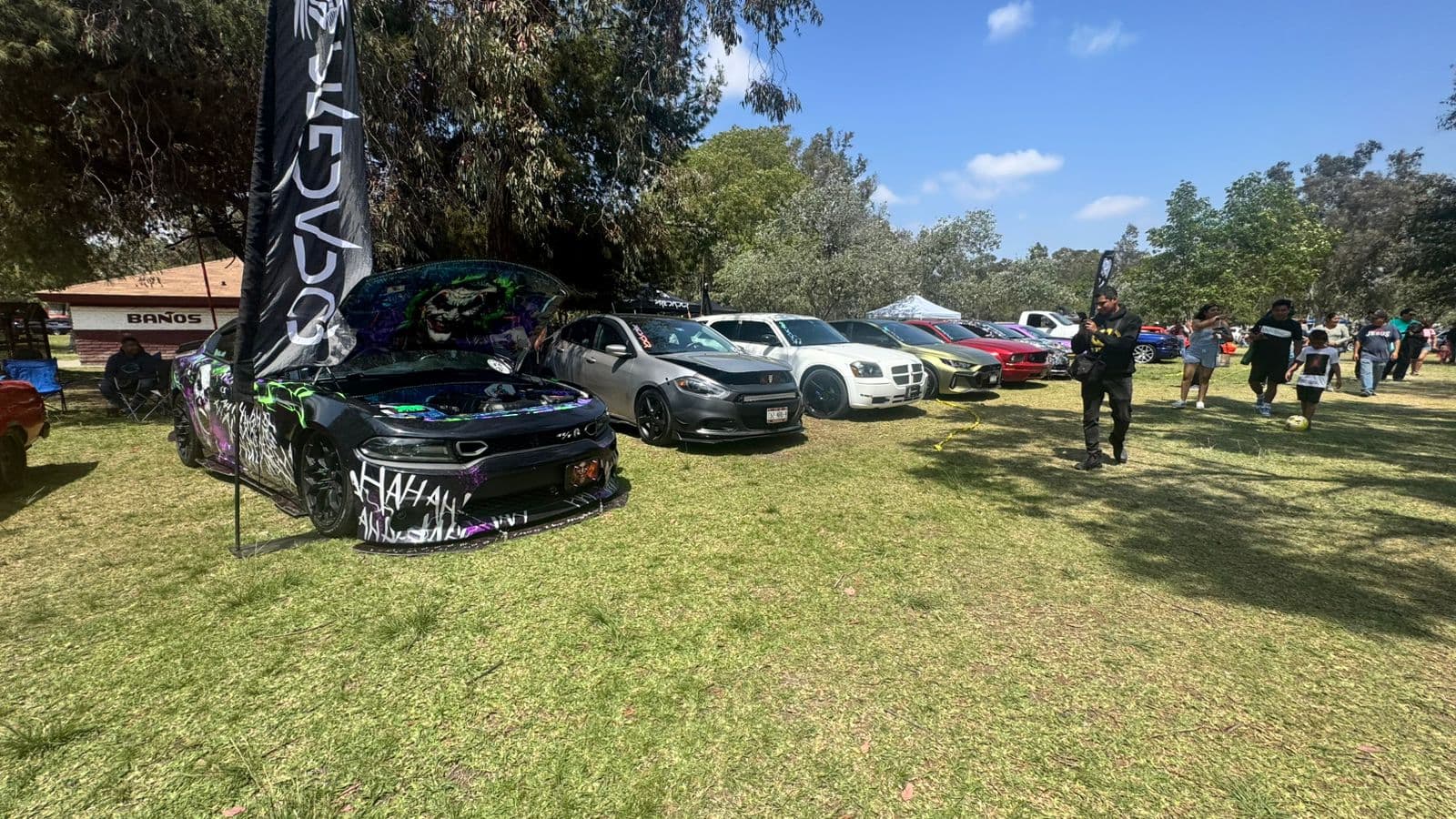 Autos clásicos y modificados en exhibición durante el evento Hot-Rod en el Parque de la Amistad, donde más de 2 mil personas disfrutaron de un día lleno de nostalgia y música rock.