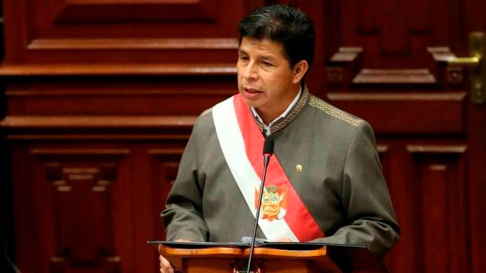 Castillo fue captado marchándose de Palacio de Gobierno junto a su familia.