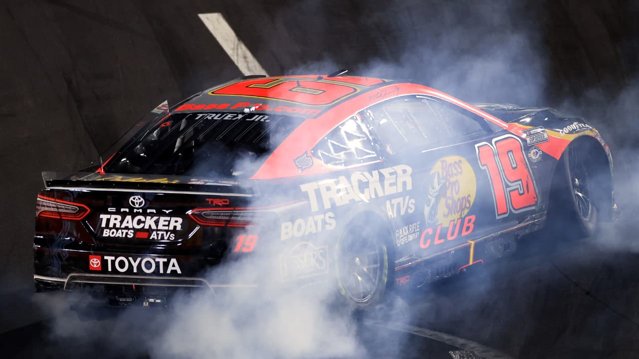 Martin Truex Jr. celebra en su auto tras ganar en el Memorial Coliseum de LA. (Foto: Twitter @Nascar)