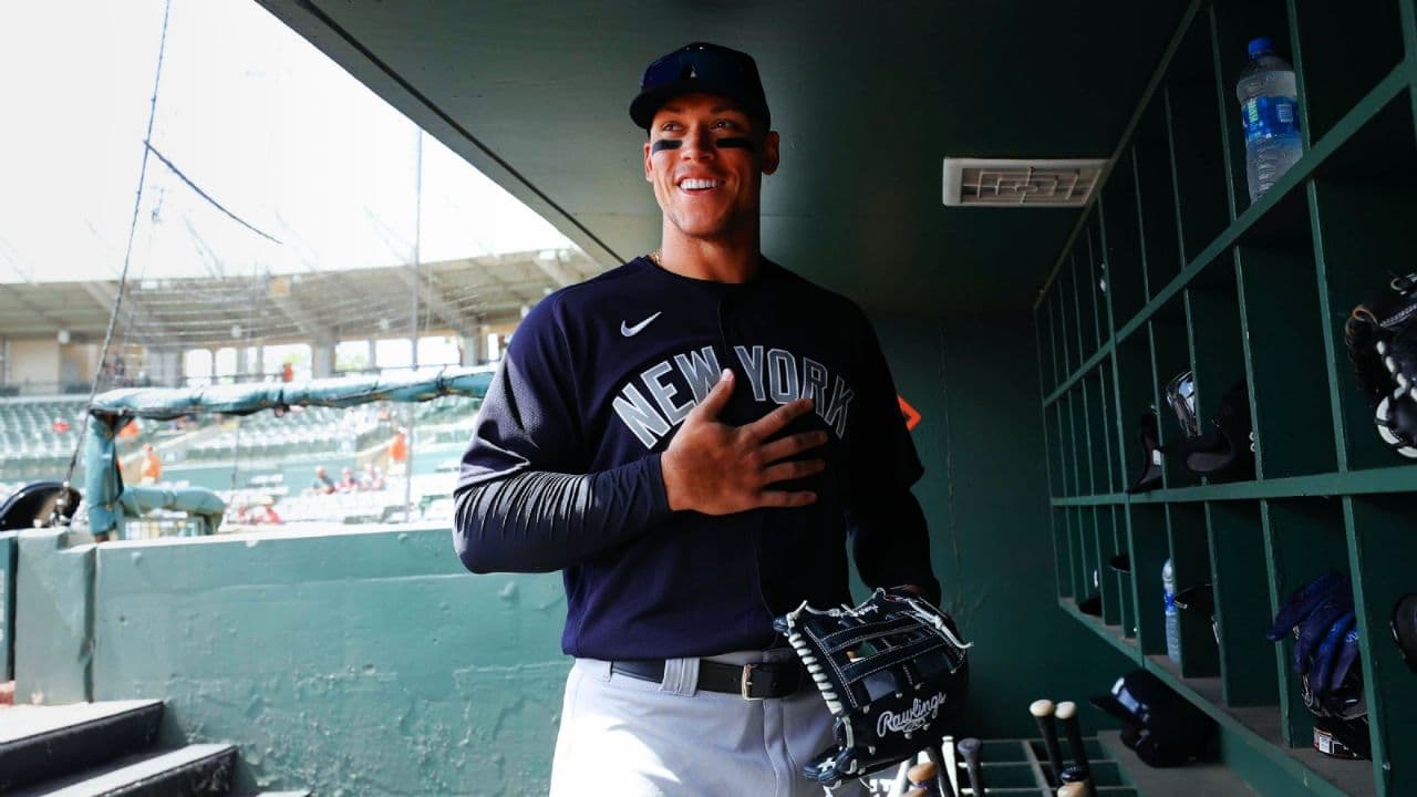 El beisbolista Aaron Judge dijo este miércoles sentirse orgulloso y honrado de poder continuar su legado con el uniforme de los Yanquis de Nueva York en las Grandes Ligas.