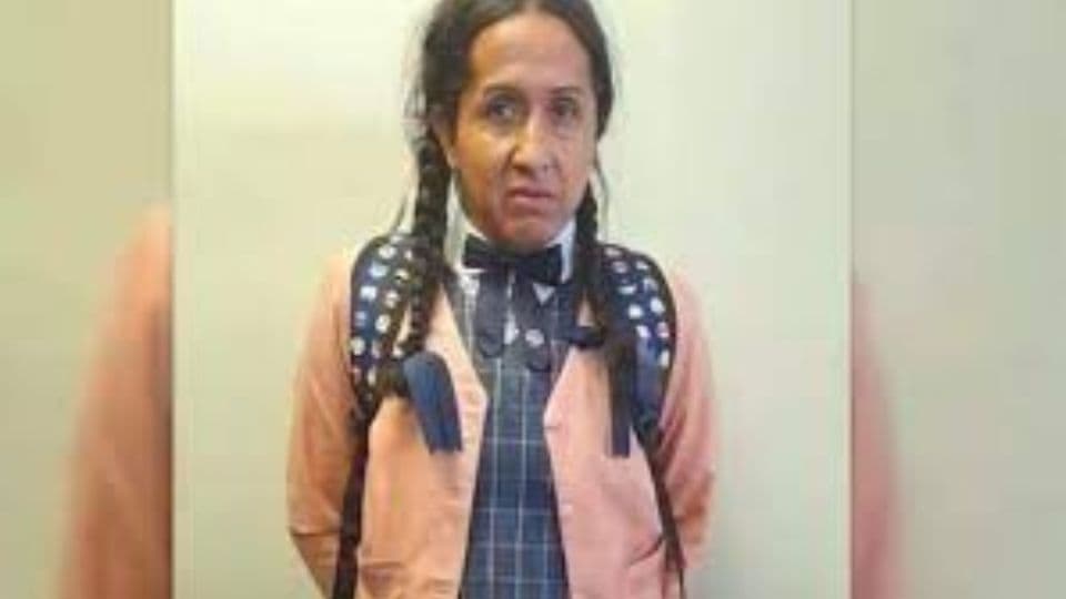 Hombre disfrazado de estudiante es descubierto en el baño de niñas. I FOTO: WEB