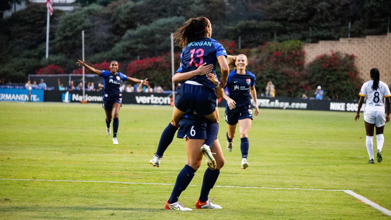 Alex Morgan celebra con sus compañeras tras marcar su gol 50 en la NWSL. (Foto: Cortesía San Diego Wave FC).