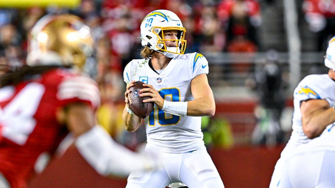 Justin Herbert poco pudo hacer este Domingo ante San Francisco. (Foto: Twitter @NFL)