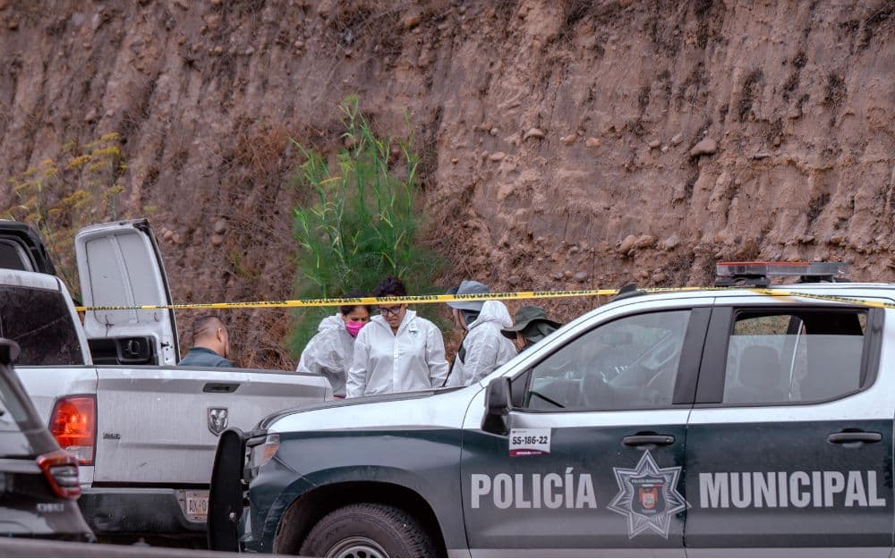 Autoridades inspeccionaron la caja donde fue localizado el cuerpo; el hallazgo generó un operativo en la carretera Playas-Centro. 📷 Omar Martínez / Border Zoom