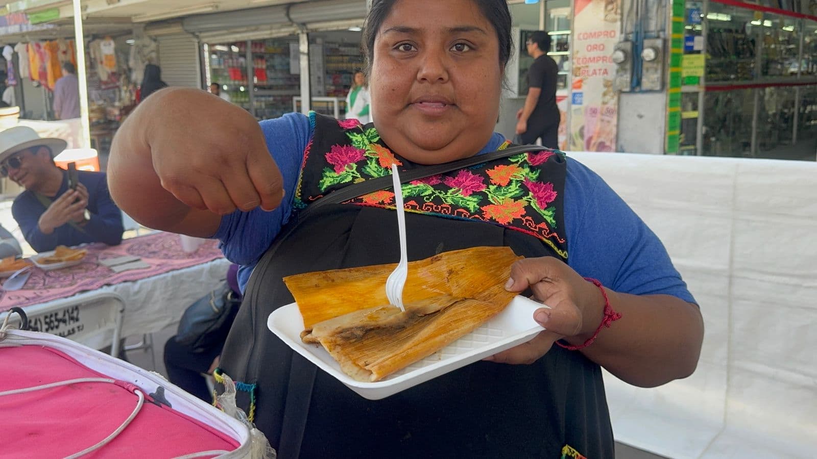 La Segunda Feria del Tamal y el Atole reúne en la Plaza Bicentenario a cocineras y cocineros de pueblos originarios de siete estados, quienes comparten su gastronomía y tradiciones con las familias tijuanenses.