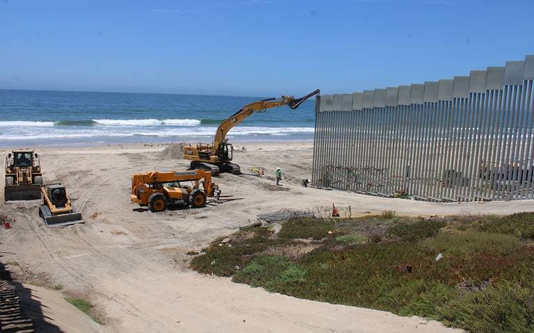 Trabajos de reparación en la cerca que divide México y Estados Unidos en Playas de Tijuana IFOTO: Ángeles García/El Sol de Tijuana