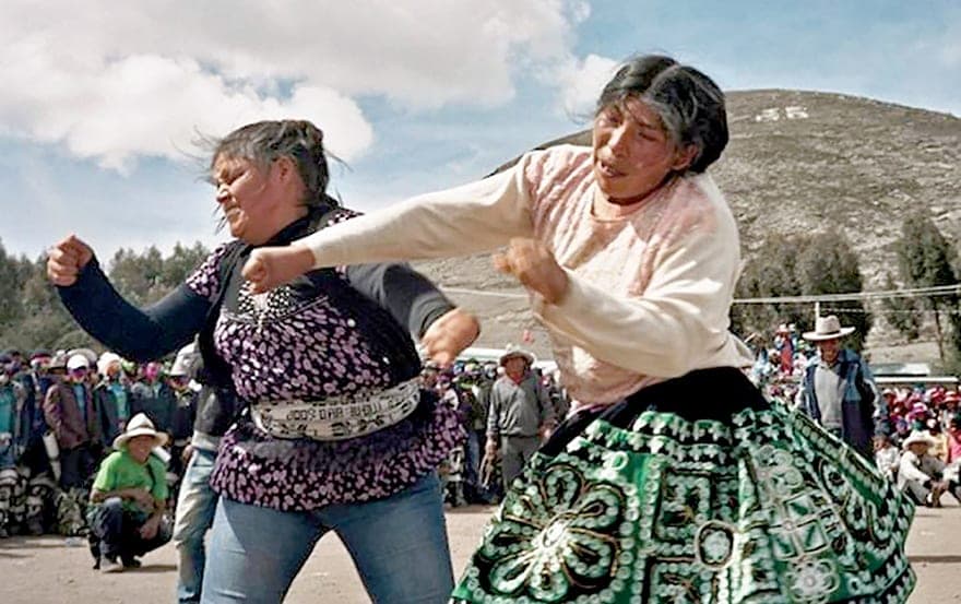 Se trata de una tradición llamada Takanakuy, en el que los ciudadanos pelean a puño limpio.